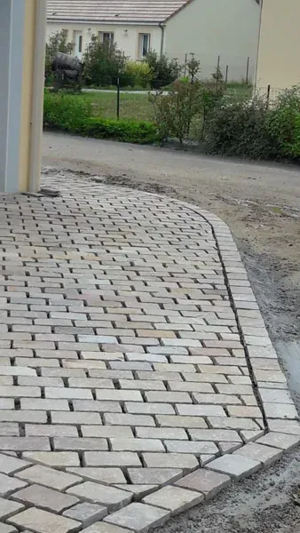 allée en cours de pavage