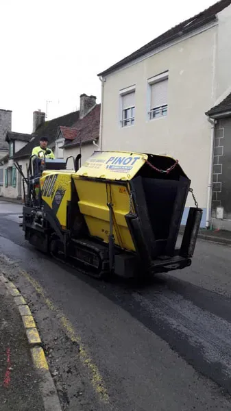Finisseur compact sur chenilles Vögele