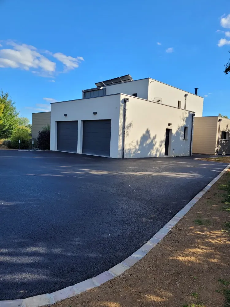 Aménagement extérieur bitumé