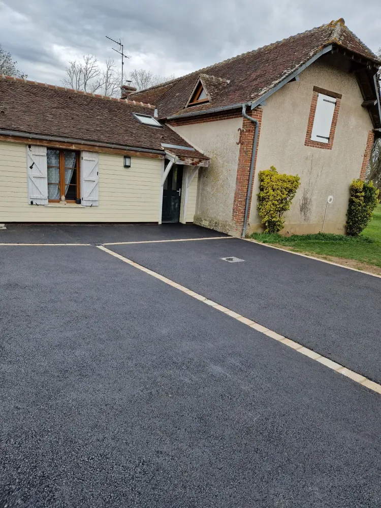 Application d'enrobé avec bande de pavage
