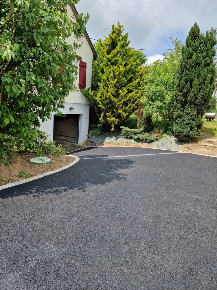 Entrée de garage goudronnée